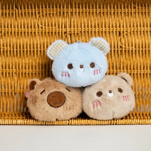 Lindos llaveros de peluche de animales con diseño de carpincho y conejo en cesta tejida