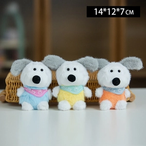 Tre ciondoli a forma di cucciolo in peluche in blu, giallo e rosso con bavaglini