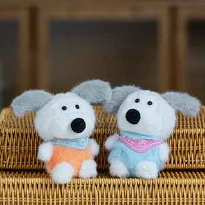 Dettaglio di peluche a forma di cucciolo con orecchie colorate su un cesto di vimini