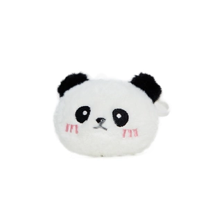 Lindo llavero de peluche de panda con mejillas rosadas sobre fondo blanco