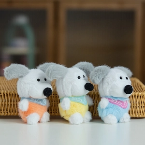 Dettaglio ravvicinato di ciondoli per cani in peluche nei colori arancione e blu