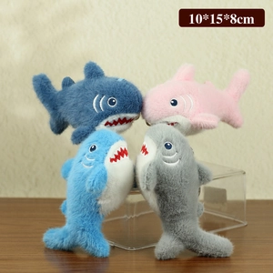 Set di portachiavi a forma di squalo in peluche colorato per decorare borse