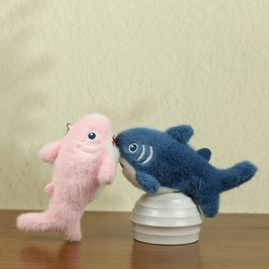 Portachiavi a forma di squalo in peluche rosa e blu scuro in morbida ecopelliccia su legno
