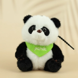 Schattige panda knuffel sleutelhanger met groene sjaal en panda borduursel