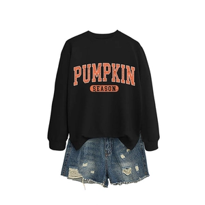 Sweat-shirt noir femme Pumpkin Season avec un short en jean bleu délavé et déchiré