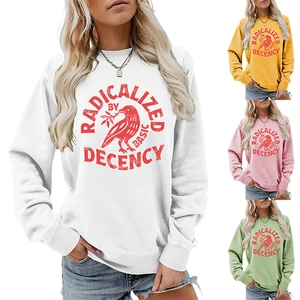Détail de l'imprimé RADICALIZED BY BASIC DECENCY sur des sweats à manches longues colorés