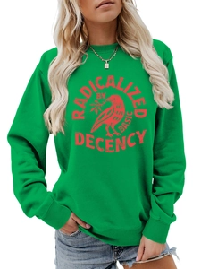 Détail d'un sweat vert à manches longues avec imprimé rouge radicalized by basic decency