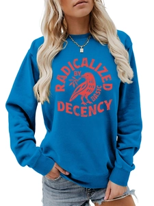 Détail d'un sweat bleu roi avec imprimé rouge Radicalized By et graphique d'un oiseau