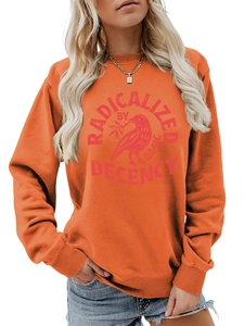 Détail du sweat-shirt orange à manches longues avec imprimé graphique RADICALIZED BY