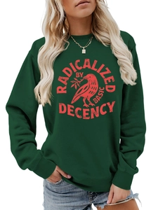 Gros plan du graphique corbeau rouge et du slogan sur ce sweat-shirt vert foncé
