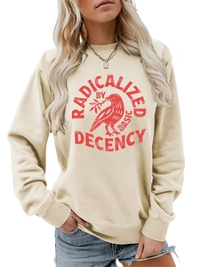 Détail des poignets côtelés et motif oiseau rouge sur sweat abricot à col rond