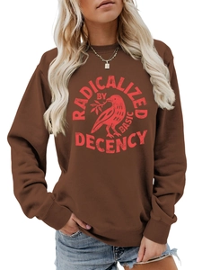 Détail de l'imprimé graphique corbeau vintage sur ce sweat-shirt marron à manches longues