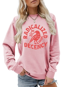Détail d'un sweat rose à manches longues avec imprimé rouge Radicalized By Basic Decency