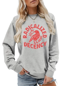 Détail de l'imprimé graphique corbeau rouge sur le sweat-shirt gris à manches longues