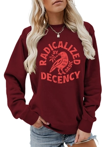 Détail du sweat bordeaux avec imprimé graphique oiseau RADICALIZED BY BASIC DECENCY