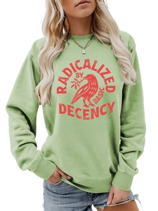 Détail du sweat-shirt vert clair à manches longues avec motif oiseau et lettrage rouge