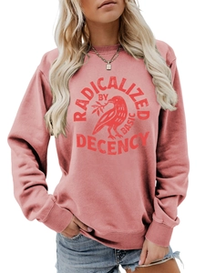 Détail d'un sweat rose à col rond avec graphique d'oiseau et texte Radicalized
