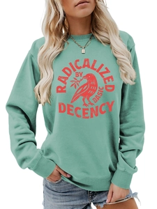 Détail d'un sweat vert menthe avec motif d'oiseau rouge et texte Radicalized imprimé
