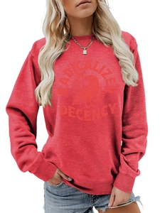 Détail du sweat-shirt rouge avec imprimé oiseau et texte Radicalized By sur le devant