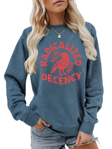 Détail du col côtelé et imprimé oiseau vintage sur un sweat-shirt bleu à manches longues