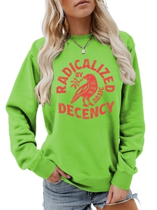 Détail du sweat à manches longues vert avec l'imprimé RADICALIZED BY et motif d'oiseau