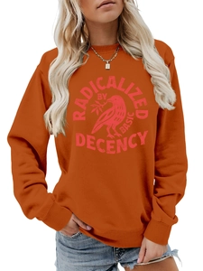 Détail du sweat-shirt orange avec impression graphique Radicalized by Basic Decency