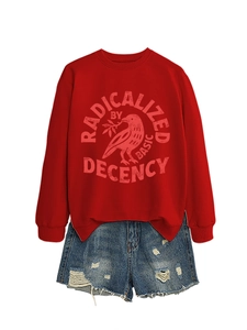 Détail à plat du sweat rouge avec motif corbeau et short en jean bleu délavé