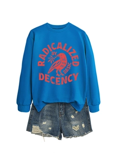 Vue à plat d'un sweat bleu roi imprimé assorti à un short en jean à bords effilochés