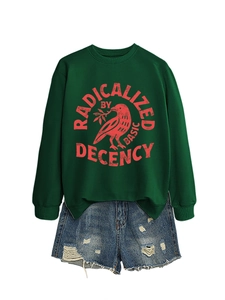 Détail du sweat-shirt vert foncé avec texte rouge, motif corbeau et short en jean bleu