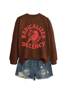 Détail de l'imprimé RADICALIZED BY BASIC DECENCY sur sweatshirt marron avec short en jean