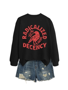 Tenue à plat composée d'un sweat noir à motif oiseau rouge et d'un short en jean usé