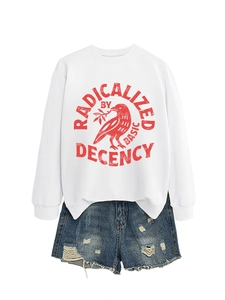 Mise à plat d'un sweat blanc avec imprimé graphique rouge et mini-short en jean