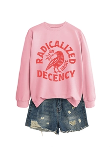 Détail du sweat-shirt rose à manches longues avec corbeau et short en jean déchiré