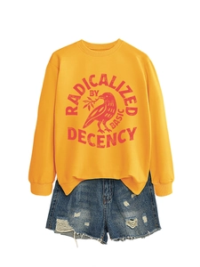 Détail du sweat-shirt jaune avec motif de corbeau rouge et texte imprimé rond