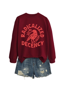 Détail du sweat-shirt bordeaux avec slogan rose et finitions des manches en bord-côte
