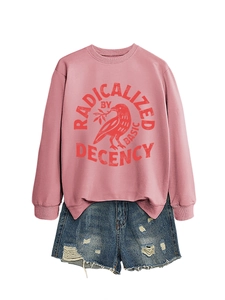Détail du sweat-shirt rose avec graphique d'oiseau et short en jean usé de cet ensemble