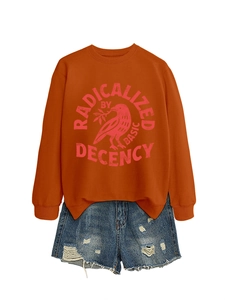 Mise à plat d'un sweat orange avec texte rose et d'un short en jean bleu effiloché
