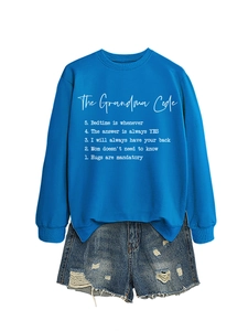 Detalles de la sudadera azul The Grandma Code y pantalones cortos vaqueros rotos