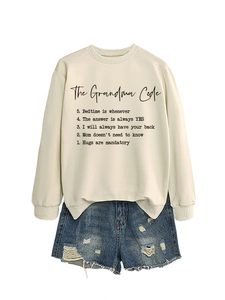 Conjunto de sudadera The Grandma Code y pantalones cortos de mezclilla desgastados