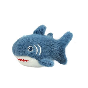 Portachiavi a forma di squalo in peluche blu con pancia bianca e denti rossi visto a 45 gradi
