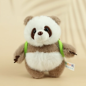 Bruin-witte panda pluche sleutelhanger met een kleine groene rugzak accessoire