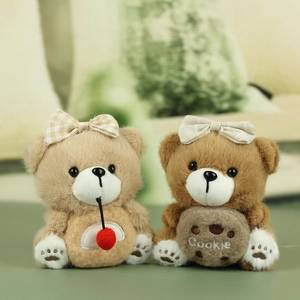 Détail de nounours en peluche avec nœuds à carreaux et coussin en biscuit