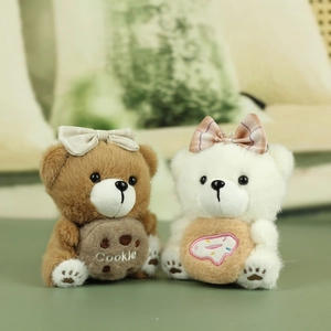 Détail de porte-clés ours en peluche avec broderie de biscuit et de beignet pour sac à main
