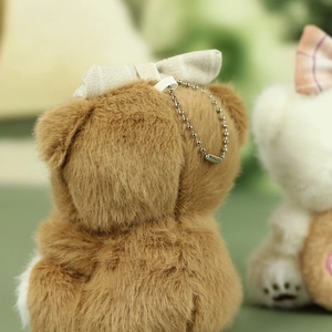 Vue détaillée de l'arrière d'un ours en peluche marron avec texture douce et chaîne argentée