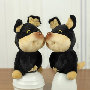 Dettaglio di portachiavi in peluche a forma di cucciolo con grandi orecchie e occhi gialli