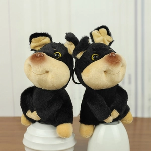 Portachiavi in peluche a forma di cane con occhi gialli e consistenza morbida