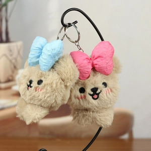 Detailansicht der Teddybär-Plüschanhänger mit süßen rosa und blauen Schleifen an Metallringen