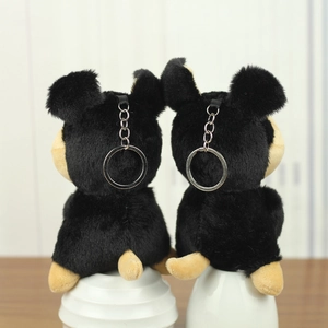 Dettaglio posteriore di portachiavi a cucciolo in peluche con anello in metallo lucido