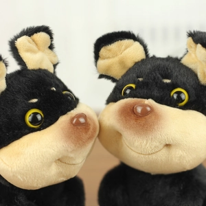 Dettaglio macro di un portachiavi a forma di cane di peluche con pelliccia morbida