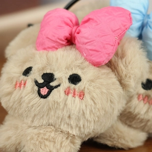 Nahaufnahme eines Teddybären aus Plüsch mit weichem Fell und rosa Schleifendetail